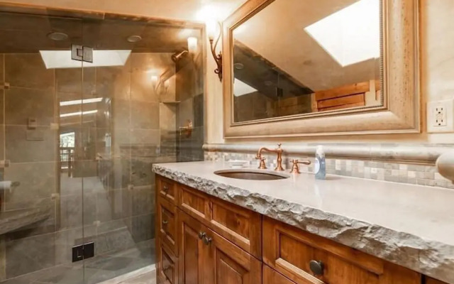 Village Center 5h 3 Bedroom Condo