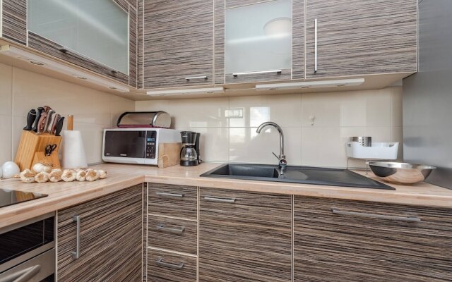 Romantic Oasis modern Apartment