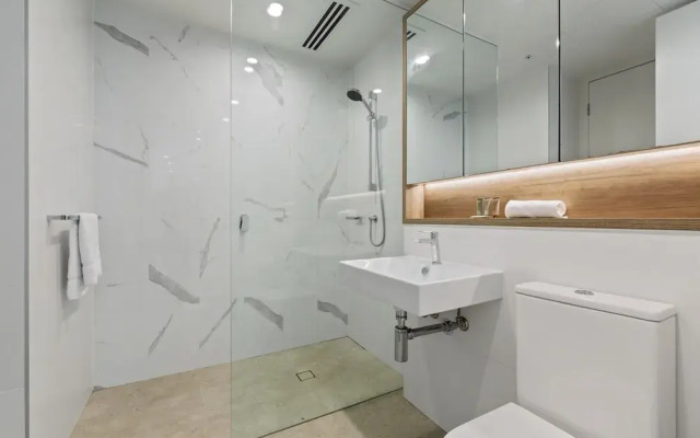 Luxe 2-bed: Modern Interiors, Balcony & BBQ Area