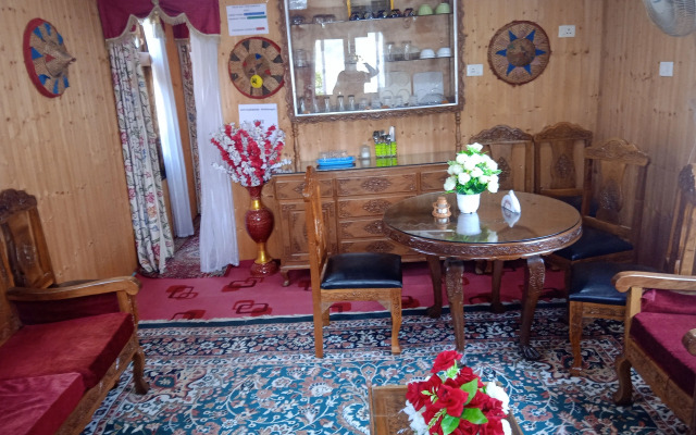 Mughal E Azam Houseboats
