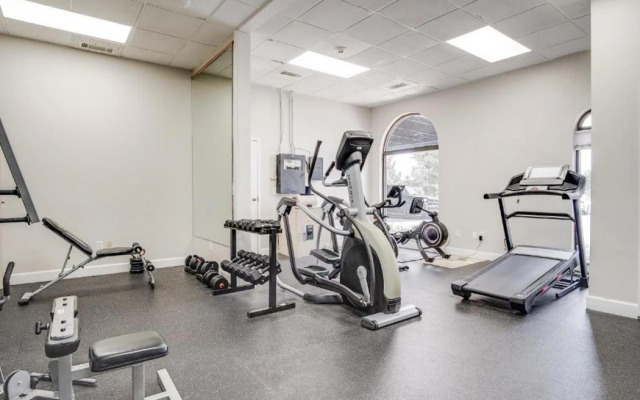 Cottonwood Suites Savannah Hotel & Conference Center