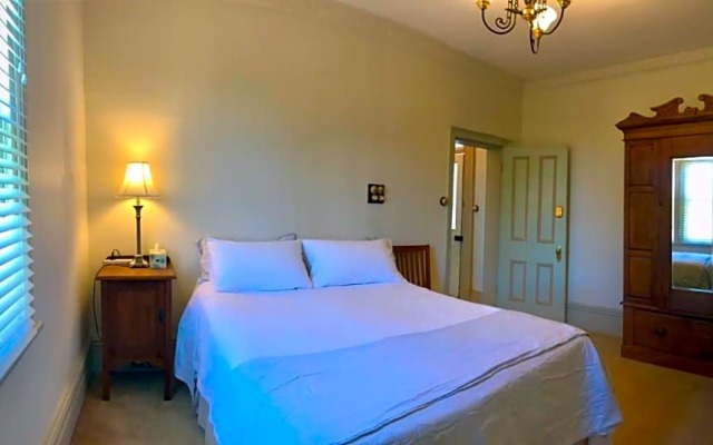 Te Rata House - All 6 Rooms