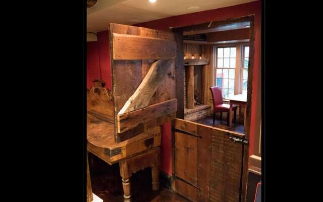 The Red Lion Inn Resort 1704