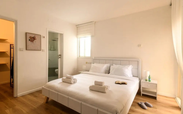 Seaside Escape with Private Patio by Sea N Rent