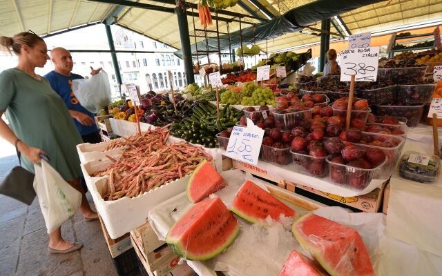 RIALTO MARKET NEW 5pax 3bed 2bath Wifi PowerAircnd