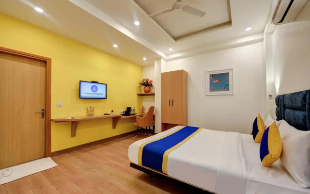 OYO Rooms 813 near Omaxe City Centre
