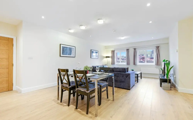 Luxury 3 Bedroom Apartment with Parking