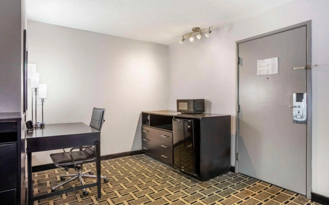 Comfort Suites Nashville Airport - BNA