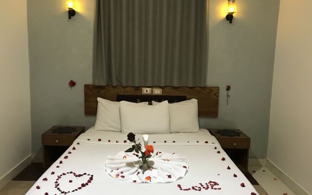 Pyramids paradise hotel