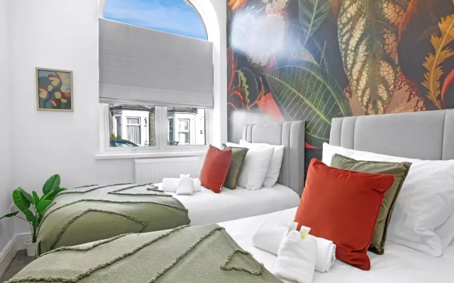 Stadium View Family & Group 3-bed Retreat