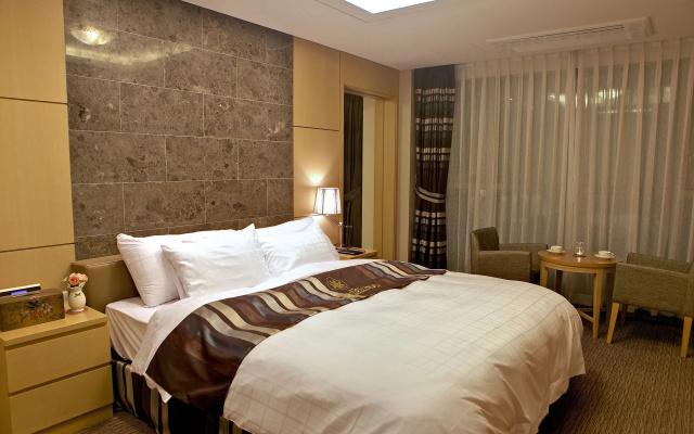 The Class 300 Hotel and Condominium