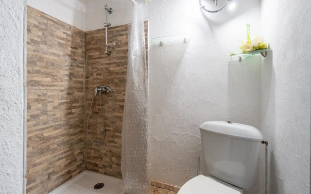 Majestic Holiday Home in Laroque With hot tub