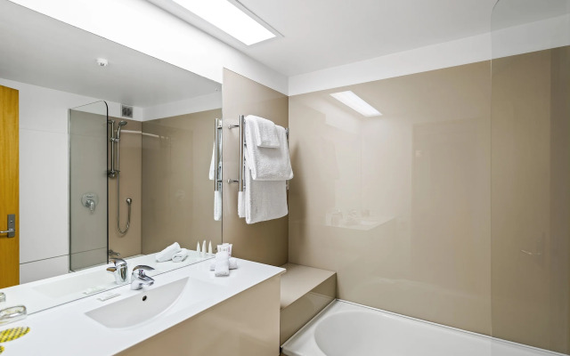 Отель Naumi Auckland Airport