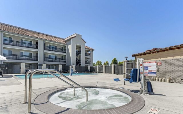 Country Inn & Suites by Radisson, Vallejo Napa Valley, CA