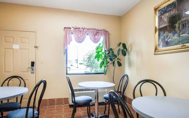 Econo Lodge Inn & Suites