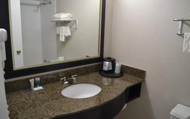 Econo Lodge & Suites