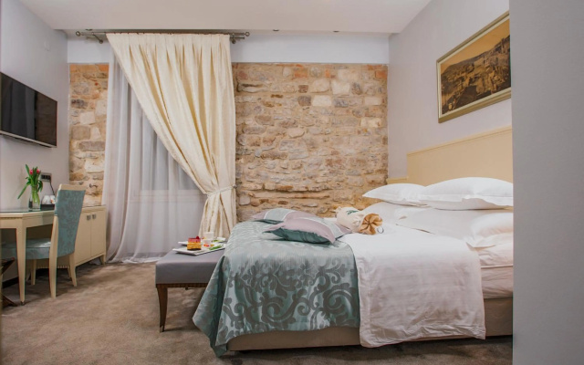 Antique Split Luxury Rooms