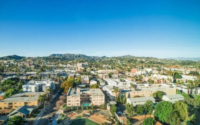 Hollywood Mirage Apartment