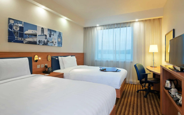 Hampton by Hilton London Luton Airport - Image 2