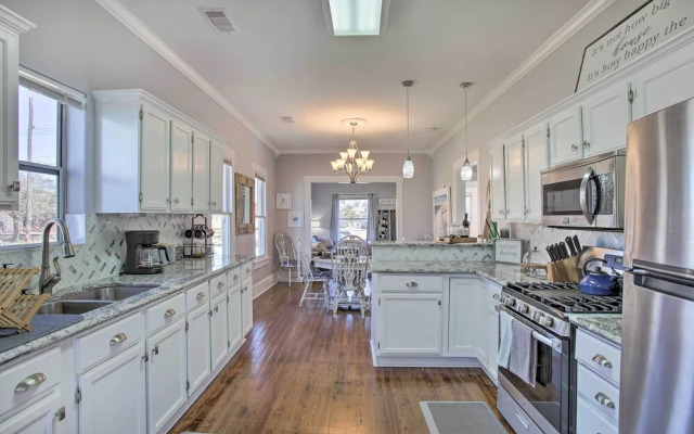 < 2 Mi to Pleasure Pier: Cozy Beach Bungalow