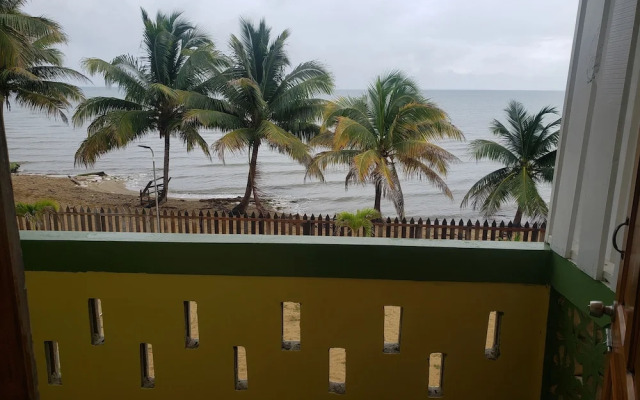 Pal's on the Beach - A Gold Standard Hotel