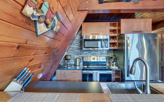 Walk to Ski Lift! Charming Hunter A-frame