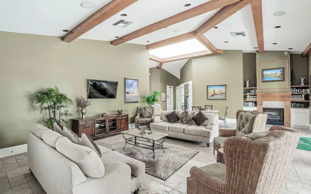 Genoa Vacation Rental: Stylish 2-BR Condo with Golf & Lake Views. Resort-Style Pool, Hot Tub, and Easy Access to Championship Golf. Minutes from Naples Beaches, 5th Avenue S, and Marco Island