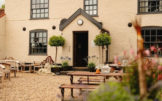 Wheatacre White Lion