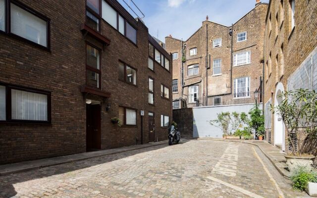 Richardsons Mews by Lime Street