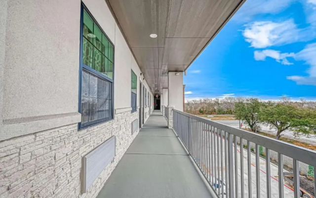 Comfeeni Inn and Suites