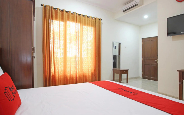 RedDoorz near UII Jakal