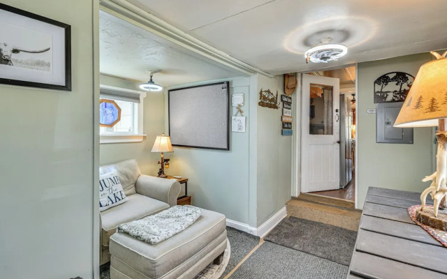 Family-friendly Cabin: Walk to Lake Access!