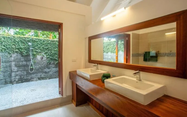 Super 8-Airport Downtown