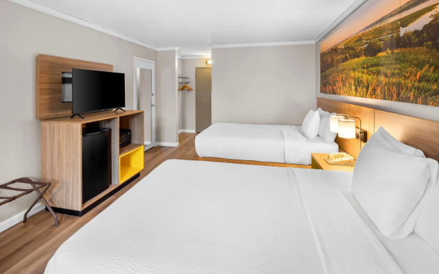 Days Inn by Wyndham Columbus East Airport - Image 5