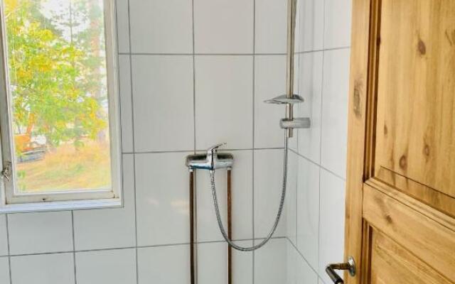 Charmig stuga av rustik stil i Stockholms område