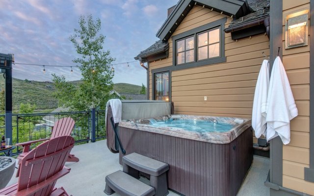 1138 Skiers Heaven! Luxury Home Close To Park City Mountain! Two Hot Tubs & Gorgeous Outdoor Space! 6 Bedroom Home by RedAwning