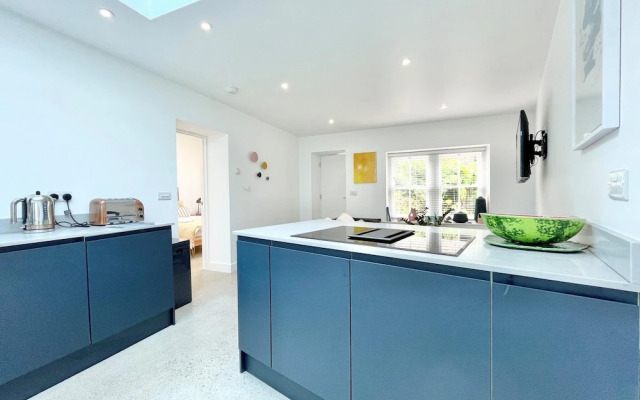 The Vicarage Newlyn 1 Bed River View Parking