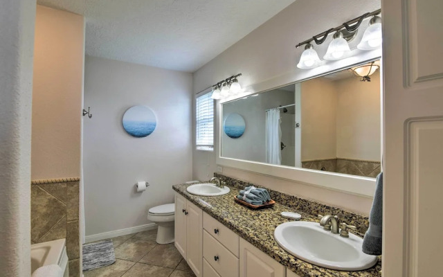 Beachfront Getaway w/ Deck & Views in Galveston