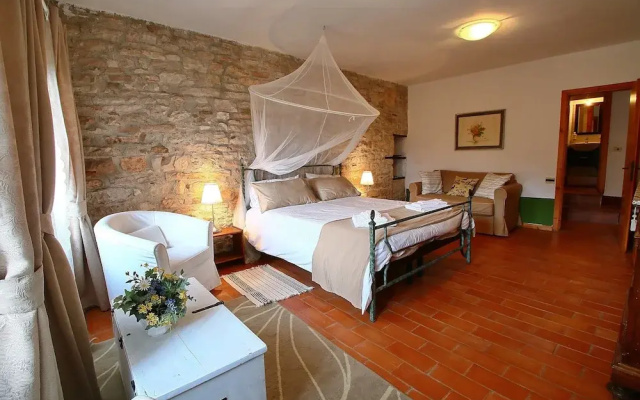 Spacious Villa With Pool in Fabriano Italy