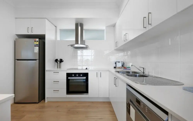 Ocean View 2-bed With Pool, Tennis Court & BBQ