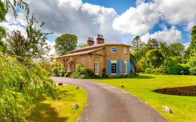 Luxury Scottish Manor House, jacuzzi & bbq cabin