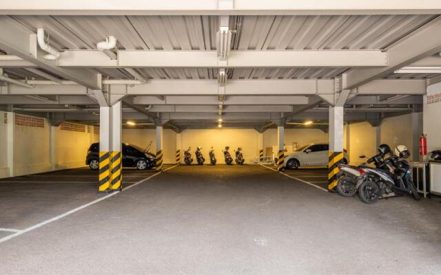 OYO Flagship 1308 Darmo Residence