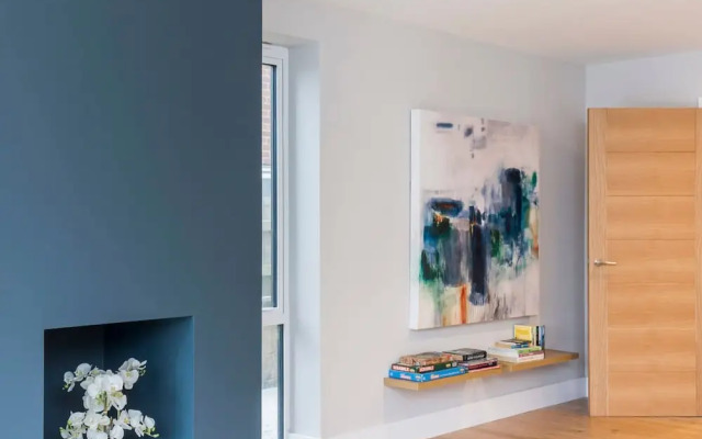 Stylish new Home With Parking - King Beds Garden