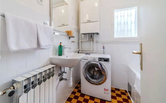 Family Friendly Apartment With Parking