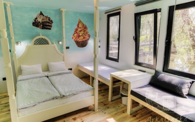 ArkaBarka Floating Hostel and Apartments