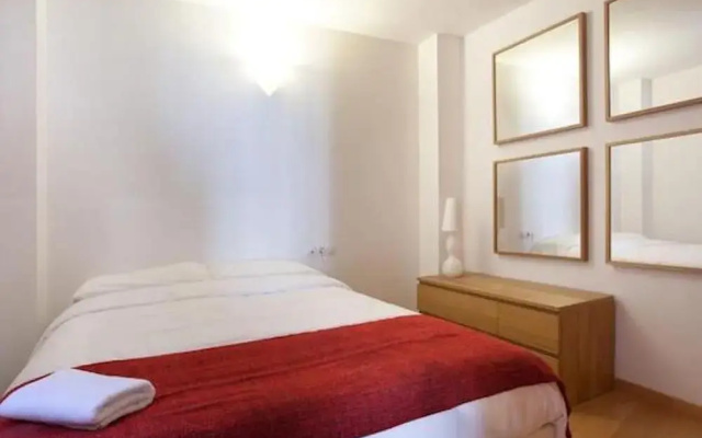 Spacious Apartment for Families Near Park Guell
