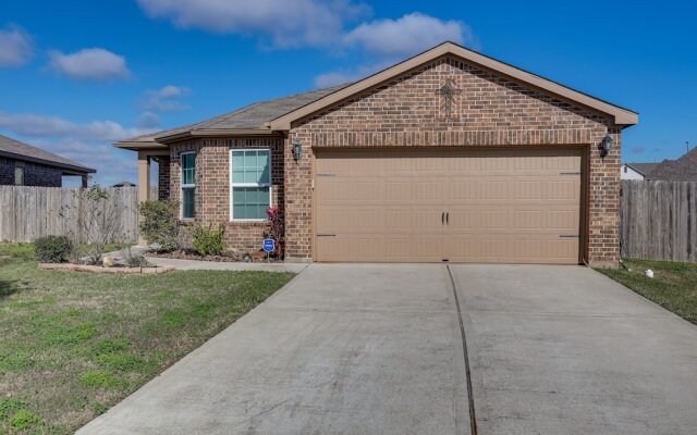 Texas Gulf Coast Home: Fire Pit, 12 Mi to Beach!