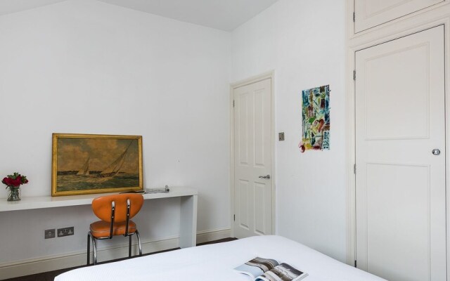 Sleek 2BR Mews House Just Off Portobello Road