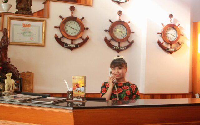 Gold Night Hotel