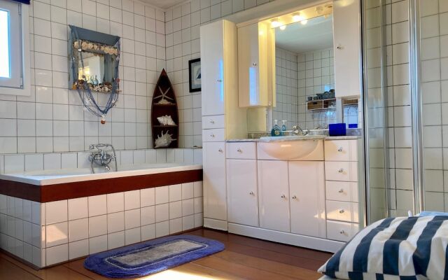 6 Pers House Marijke With Winter Garden and Direct Access to the Lauwersmeer